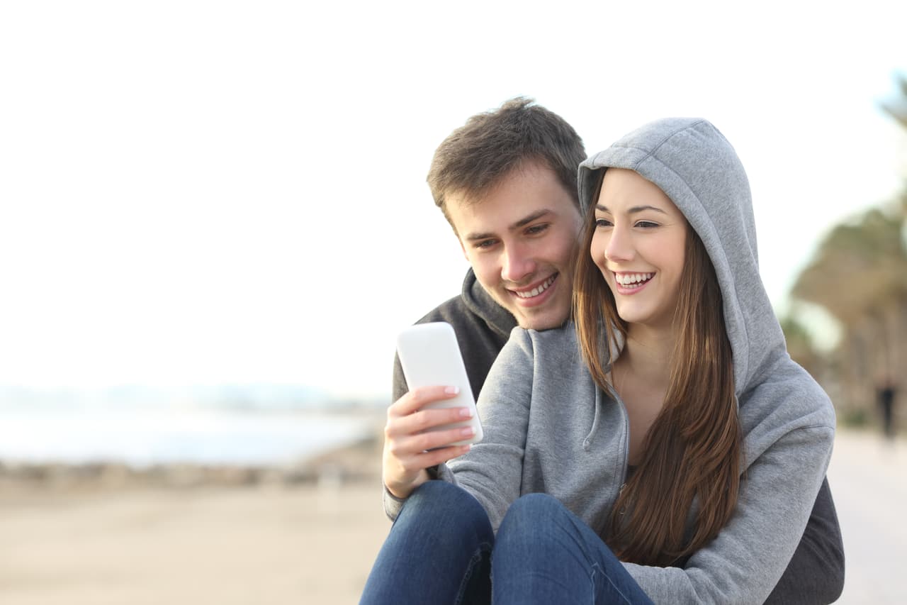 Obvia esas circunstancias y concéntrate en lo verdaderamente relevante, tu amor, la relación, las cosas que tienen en común. Estás a punto de iniciar un nuevo capítulo en tu vida sentimental y si prestas atención a las señales que te están enviando indirectamente quienes te rodean descubrirás insinuaciones en las cuales se augura una posible relación.