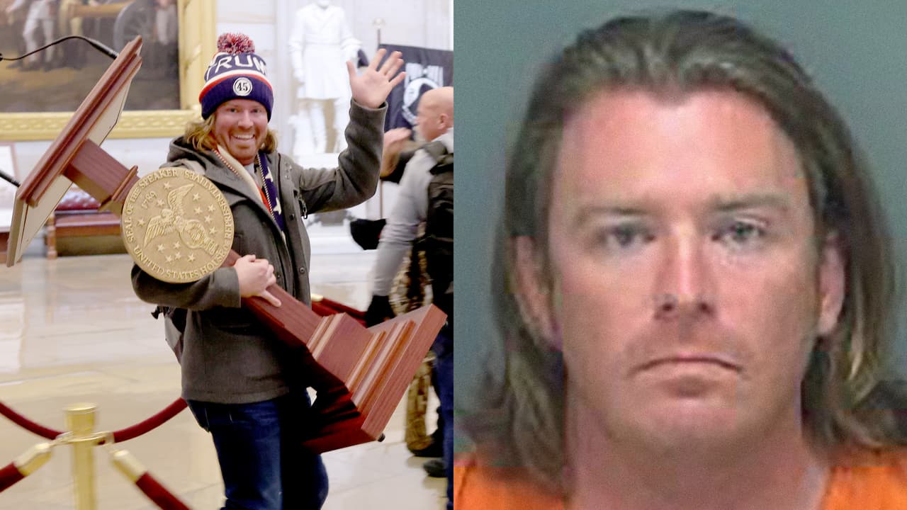 <b>Adam Johnson.</b> Fue arrestado dos días después del asalto en el condado de Pinellas, Florida, luego de que su fotografía llevando un atril de la presidencia de la Cámara de Representantes fuera ampliamente difundida. 
<a href="https://www.justice.gov/usao-dc/pr/three-men-charged-connection-events-us-capitol"><u>Enfrenta tres cargos</u></a>: por entrar o permanecer en un edificio restringido sin autoridad legal, por el robo de propiedad del gobierno y por la entrada violenta y conducta desordenada en los terrenos del Capitolio.
<br>