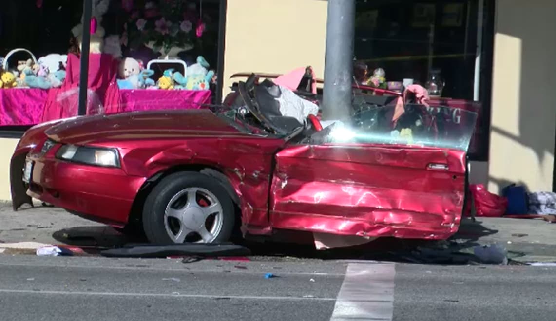 Un Ford Mustang quedó destrozado en un accidente que ocurrió en Pasadena.