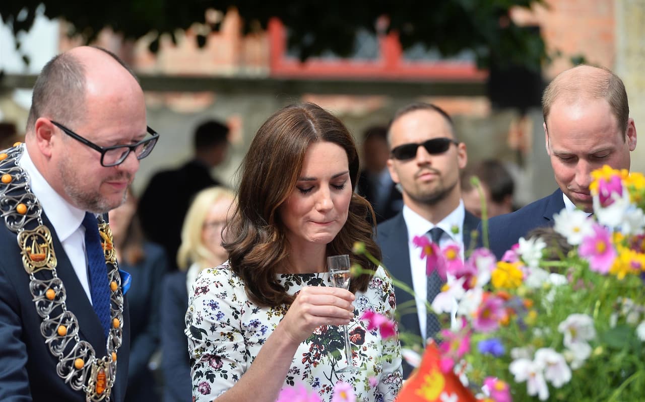 Si algo quedó claro antes de que partieran de Polonia rumbo a Berlín, es que a los Duques de Cambridge no les encanta la vodka... al menos, no tan temprano en el día.