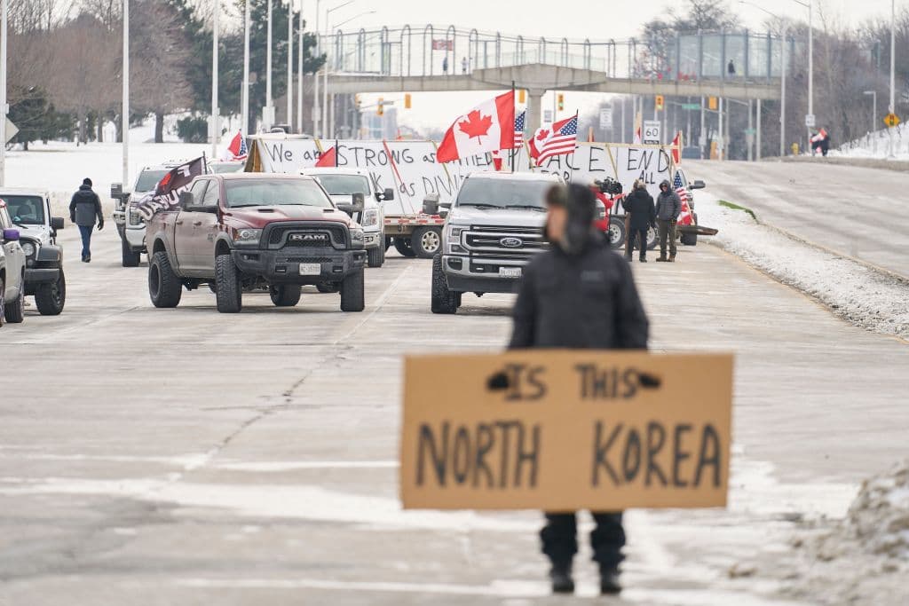 En la víspera, la Policía de Windsor pidió a los manifestantes que "no pongan en peligro el orden público" y advirtió de que "serán investigados y acusados quienes cometan delitos". Con el poder físico y mediático que tiene plantar vehículos de alto tonelaje en el centro de una capital, los camioneros lograron enseguida la atención y es más: 
<b>su protesta caló en otros </b>sectores de la sociedad descontentos con las medidas del covid-19.