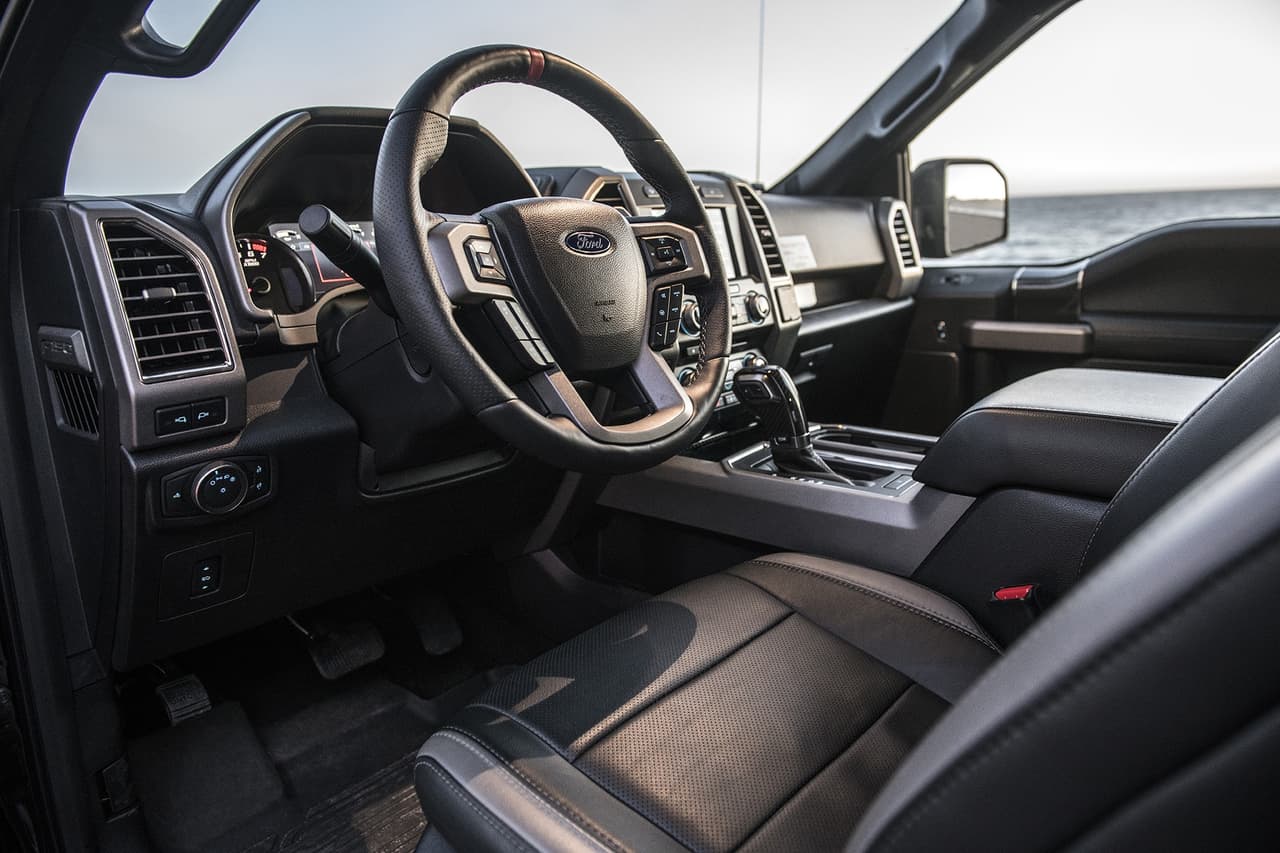 La cabina de la Hennessey VelociRaptor 6x6 tiene ahora materiales más lujosos.