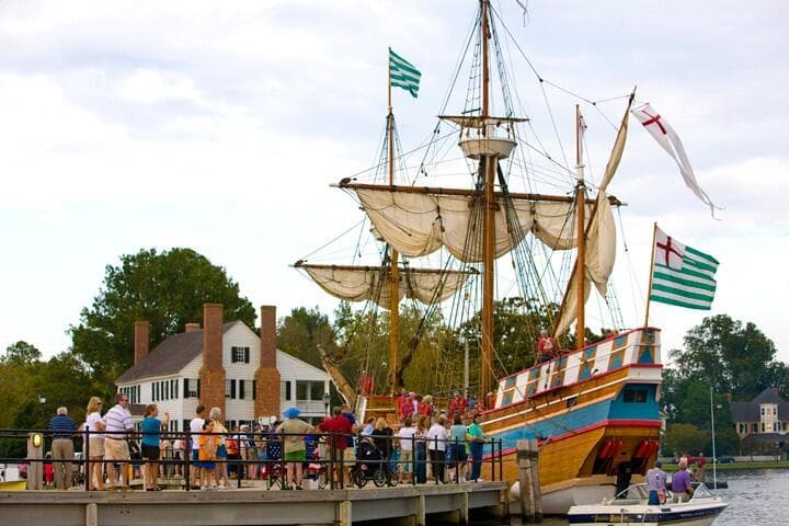 <b>4. Visiten sitios llenos de historia y belleza</b>. Carolina del Norte es uno de los estados con más historia del país y ya sea que visites 
<b><a href="https://www.univision.com/local/north-carolina-wuvc/roanoke-island-festival-park-aventura-historia-carolina-del-norte-fotos">parques, monumentos o destinos turísticos, de seguro encontrarás una pieza histórica que te enriquecerá</a></b>.