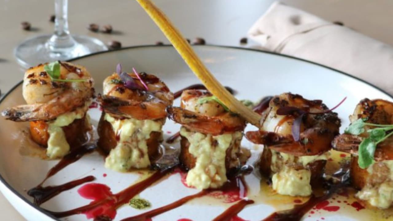 Sabor mexicano en 19 restaurantes. Durante la semana, explora la Ruta Gastronómica de mariscos y antojitos. Aunque la comida se paga, la ruta es gratuita y sirve como guía para conocer 19 restaurantes que celebran la riqueza culinaria mexicana. Puedes ir, tomar fotos y apoyar negocios locales. En 
<a href="https://www.google.com/maps/d/viewer?mid=1n1TZwC7Mx5t86N5PR7-E6mmdeMcAA0g&ll=41.961944099439776%2C-87.92666525&z=10&fbclid=IwY2xjawKAfv1leHRuA2FlbQIxMABicmlkETFsczhaSEs2TTBTZm5BTkFHAR53TBc2tBAyP-A33PglLieHsIKTBmIKVSq19XP-tDXM0ah-JpdhrRrETtTEvA_aem_wPm3WmnzSPz4n9loNUumDQ" target="_blank">este link tienes la ruta</a>. 
<br>