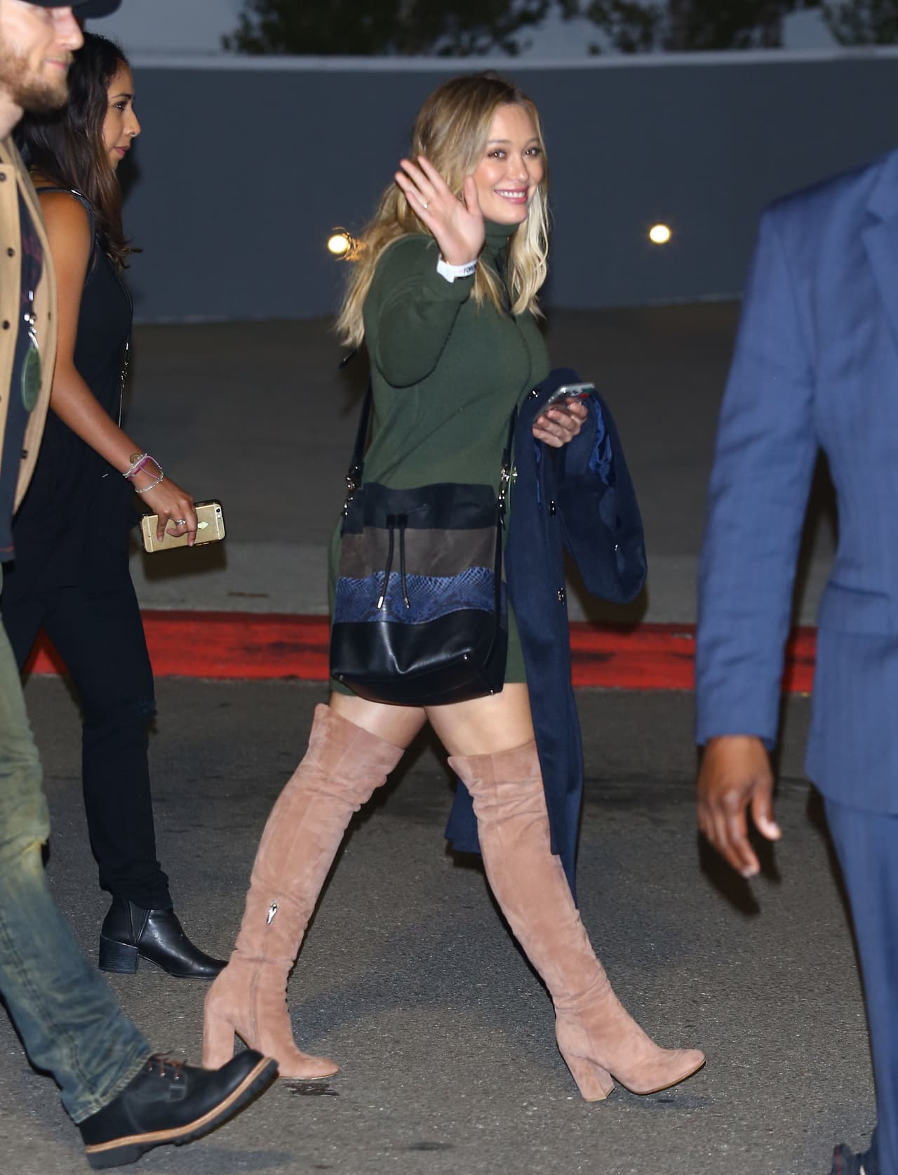 Hilary Duff optó por unas botas de gamuza para presumir sus piernas.