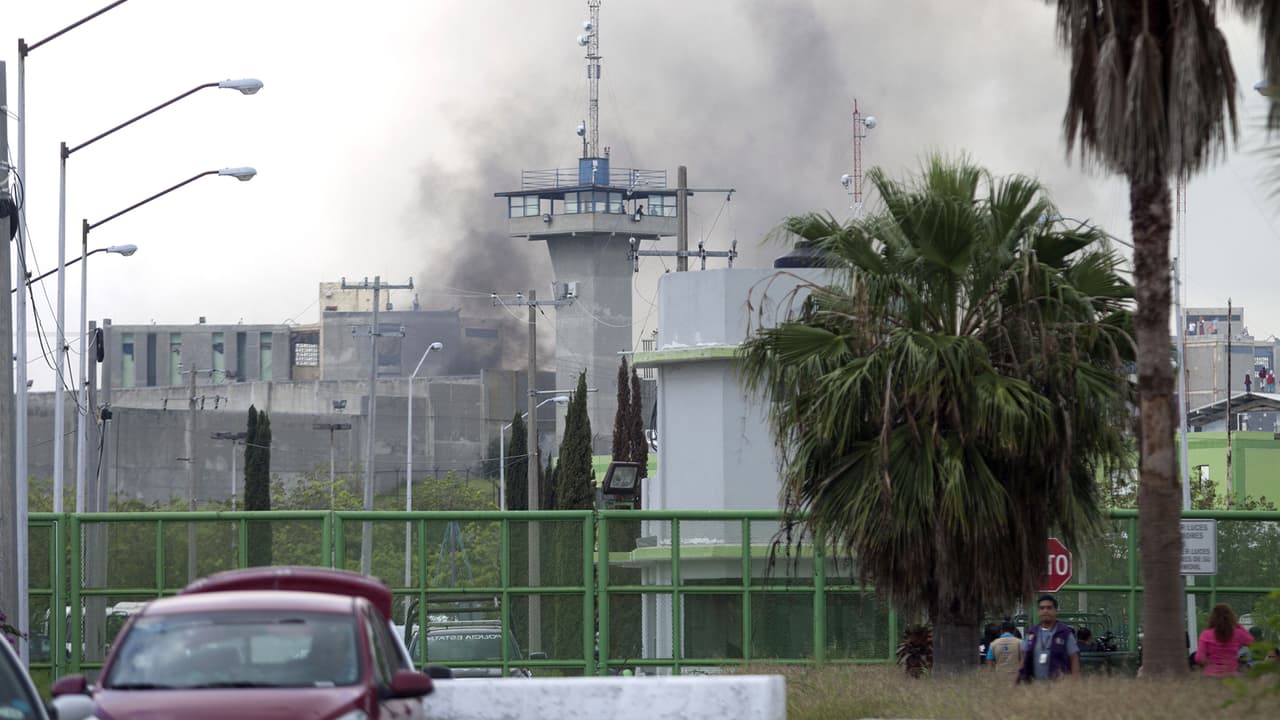 Suman 16 muertos y 26 heridos tras enfrentamiento en un penal del norte de México