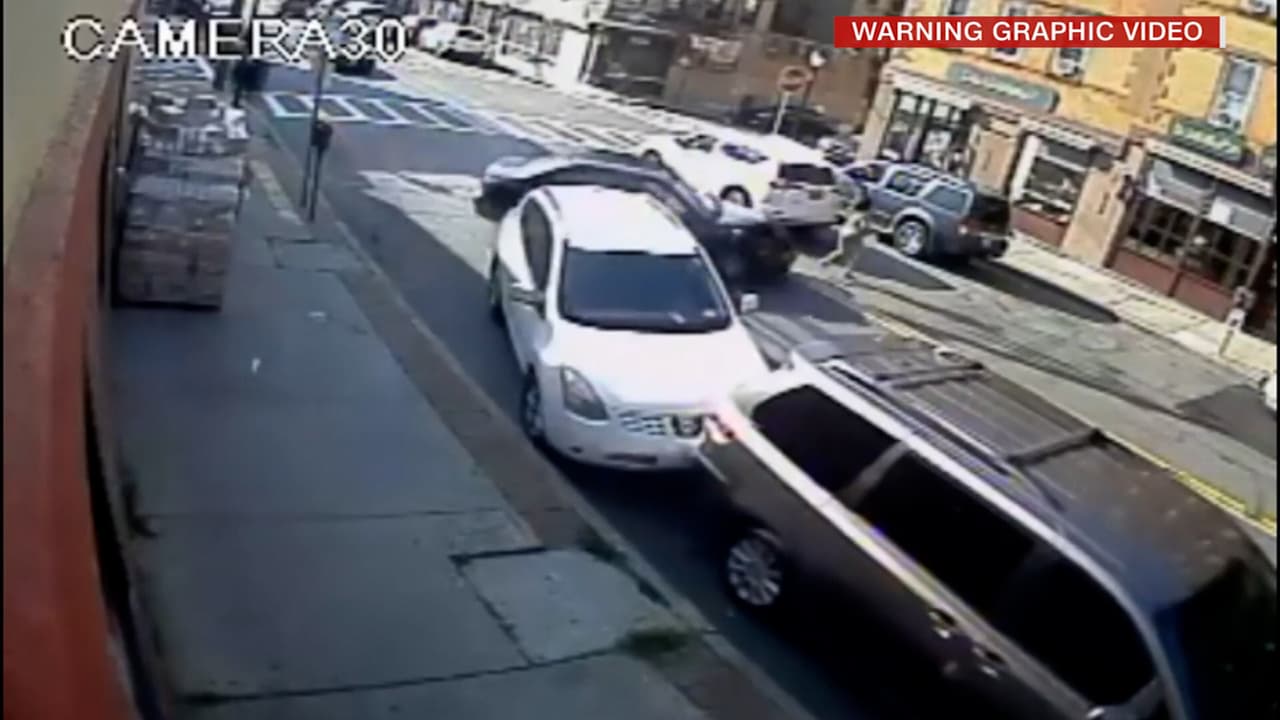 Rescatan a un bebé que quedó atrapado debajo de un coche después de ser atropellado