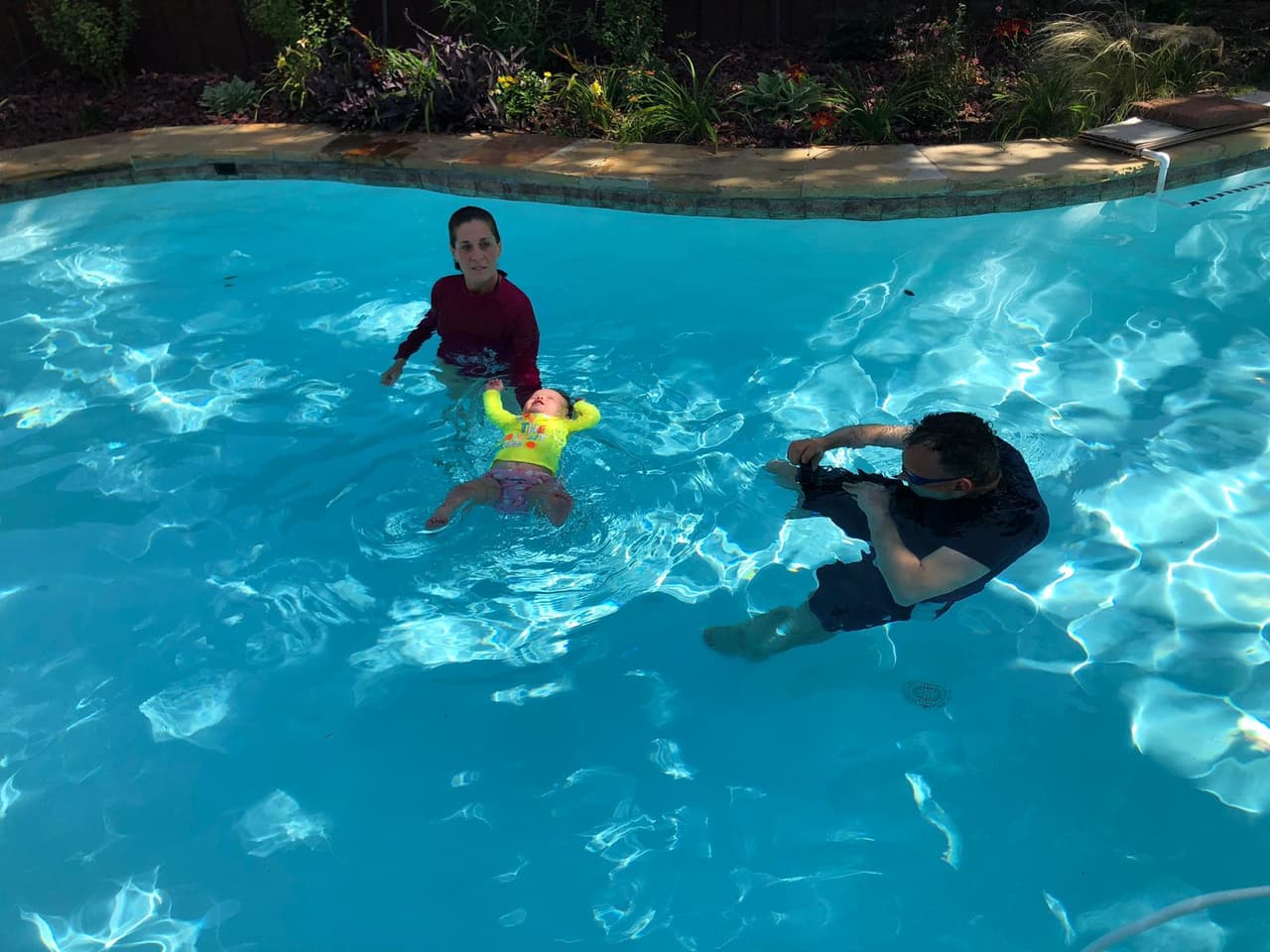 Los infantes aprenden a flotar y a virarse dentro del agua.