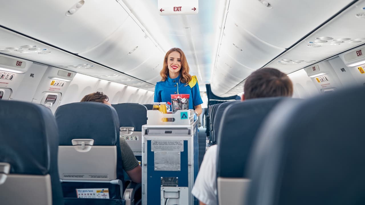 American Airlines probará nueva forma de vender comida en vuelos desde Dallas-Fort Worth: qué cambiará
