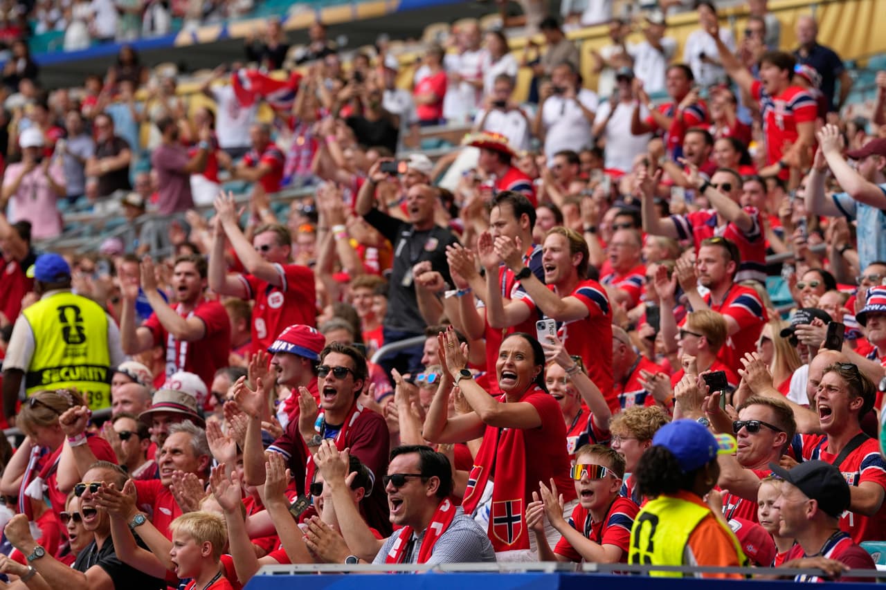 Los aficionados noruegos animan a los jugadores durante el calentamiento previo al partido de cuartos de final de la Copa Mundial de Fútbol entre Noruega e Inglaterra en Miami Gardens, Florida, el sábado 11 de julio de 2026.