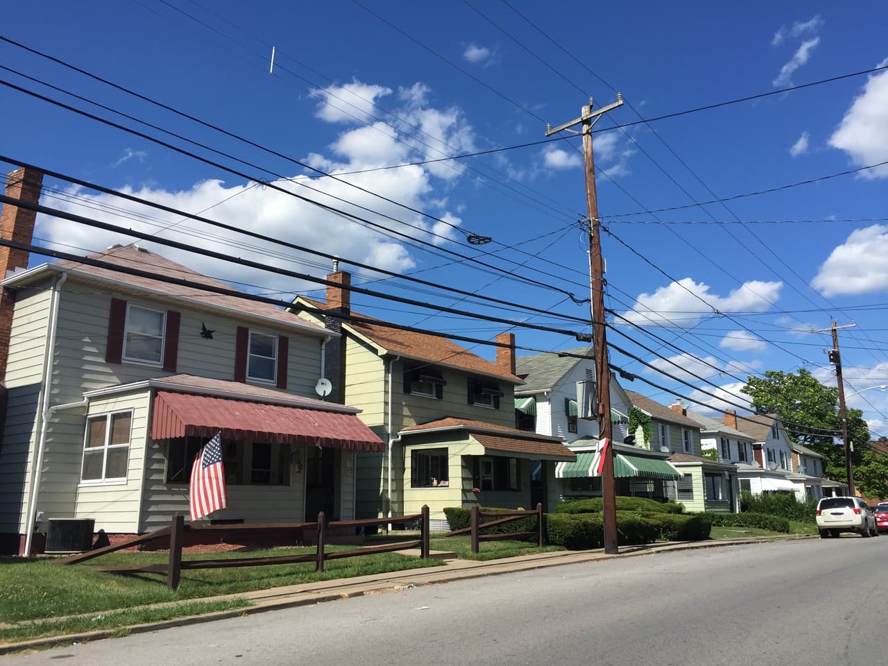 Muchas de las casas tienen banderas de EEUU en sus porches.
