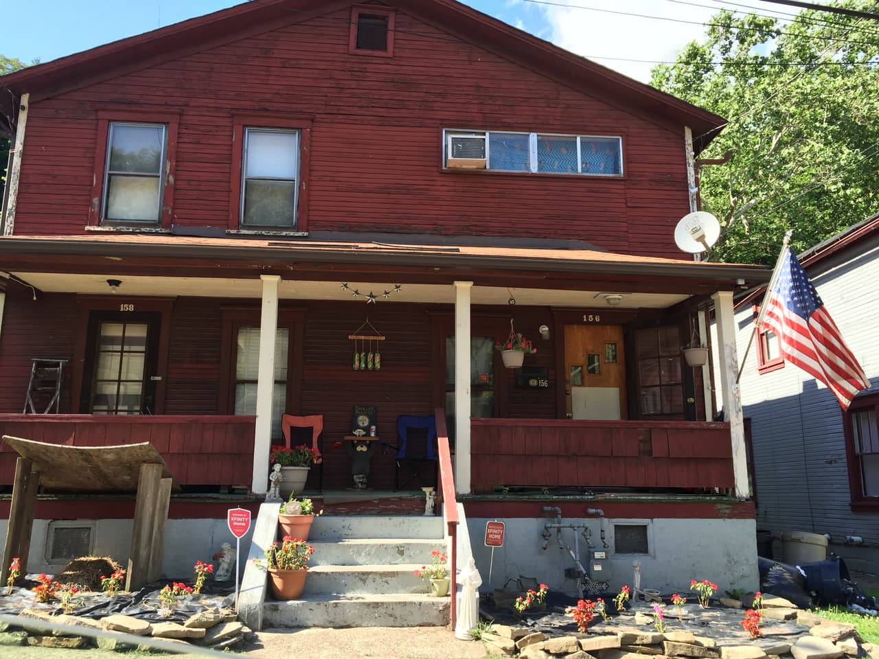 Muchas de las casas tienen banderas de EEUU en sus porches