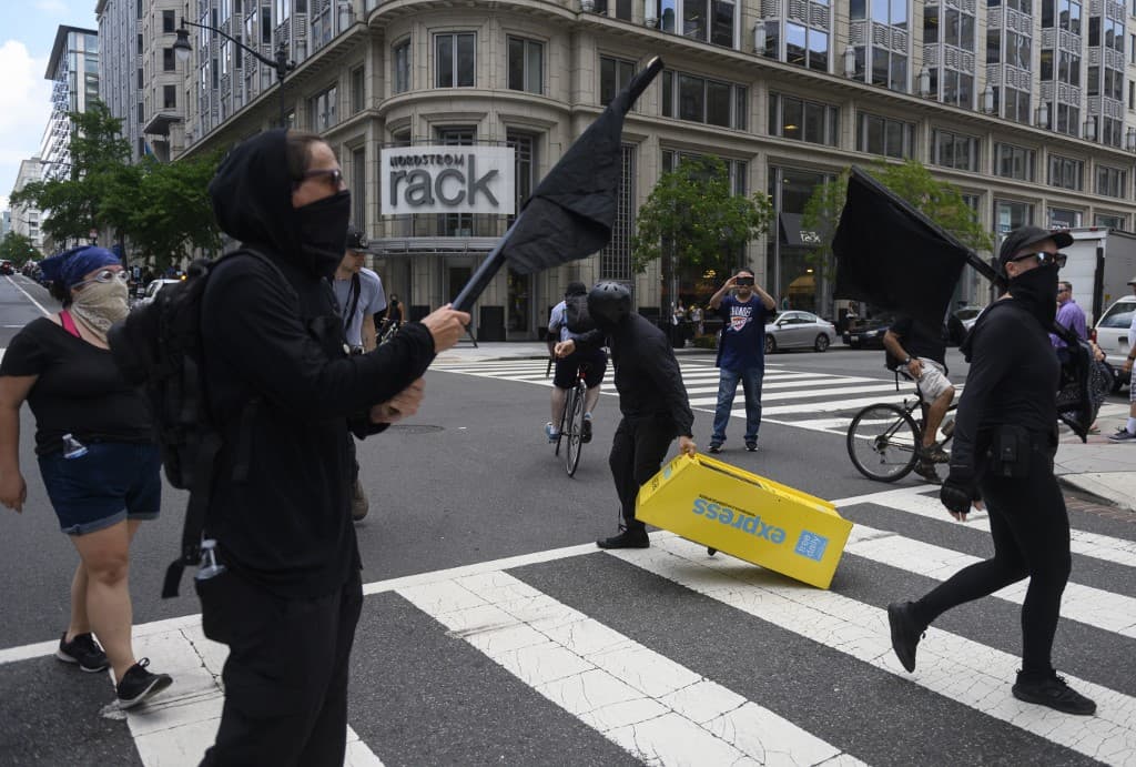 Tanto en bicicleta como a pie, los agentes interrumpieron rápidamente a los manifestantes evitando que miembros encapuchados y vestidos de negro de la izquierda antifascista levantaran barricadas en las calles utilizando cajas de periódicos y sillas derribadas.
