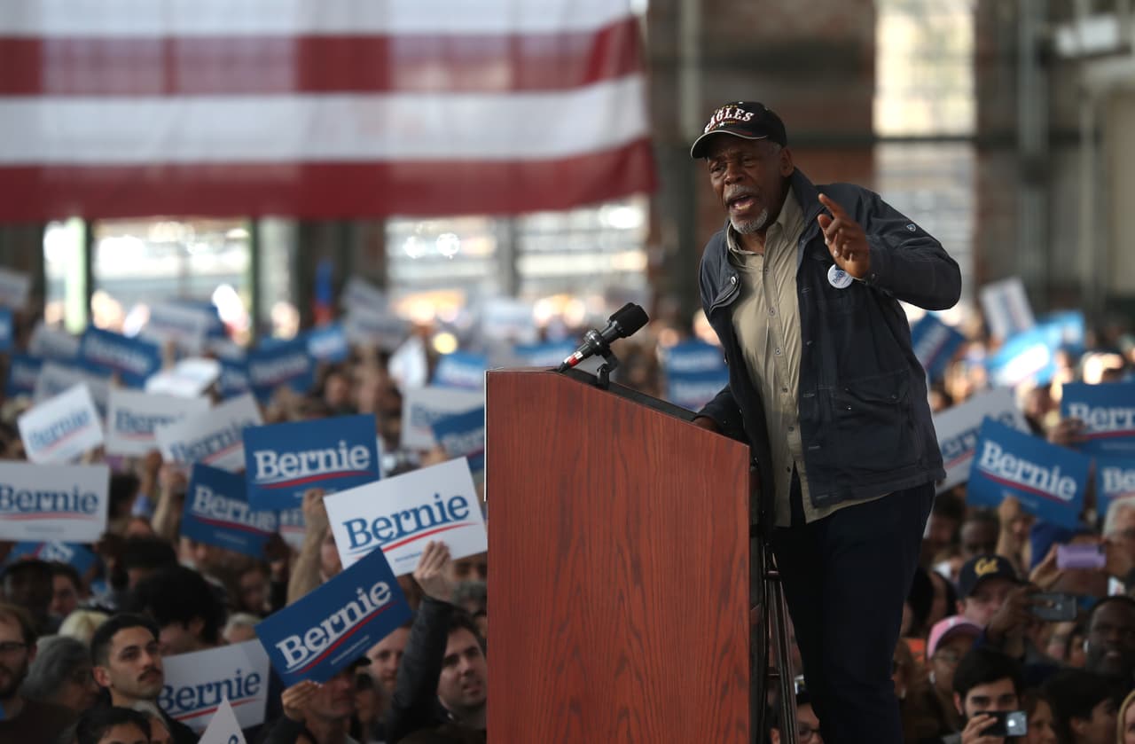 El actor Danny Glover presentó al senador Sanders ante una multitud de unas 6,000 personas en el mitin de Richmond.