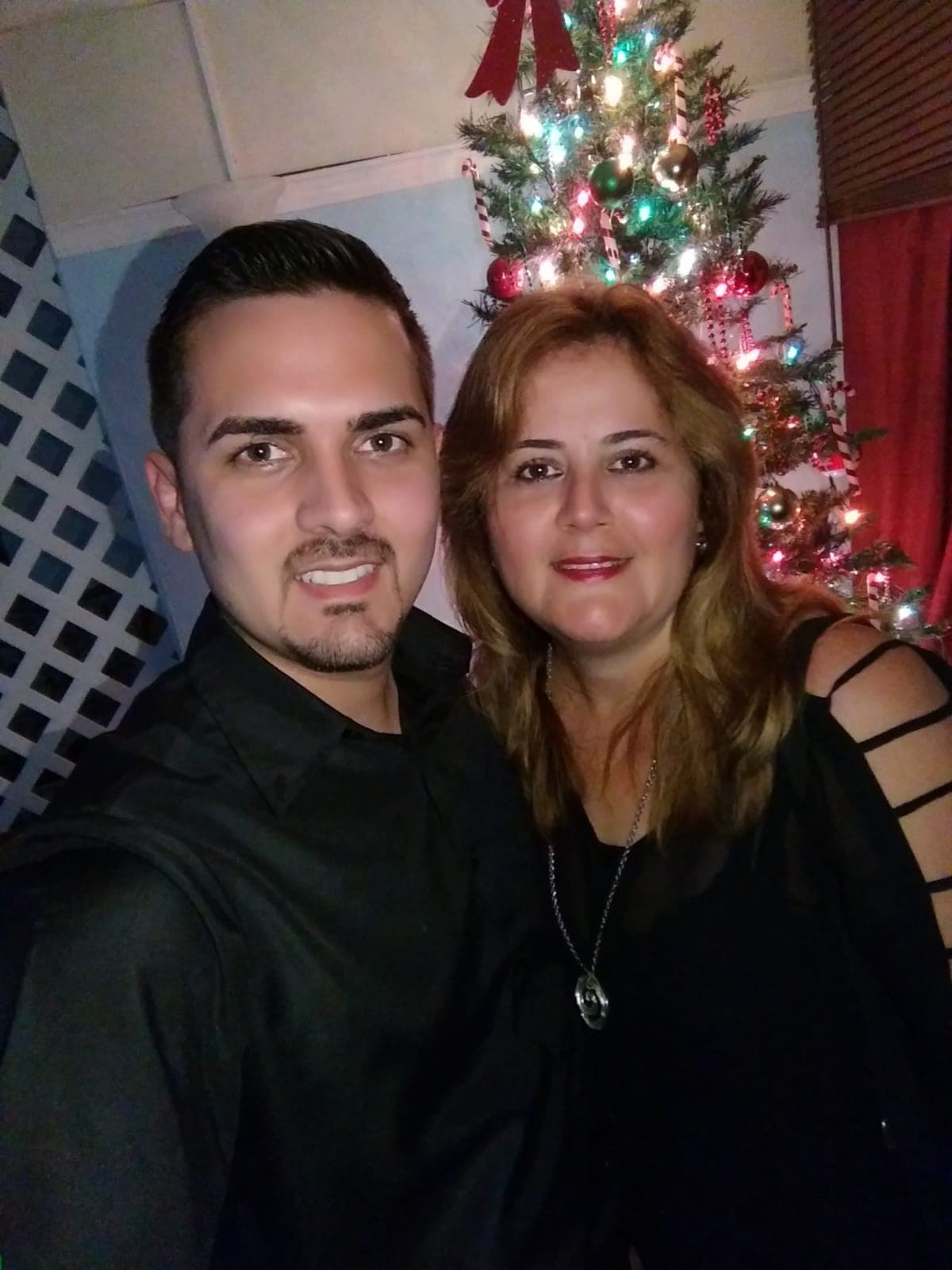 "¡Felicidades mamá! Gracias por ser un ejemplo para mí y siempre estar ahí. Te deseo un feliz Día de Madres y que Dios colme tu vida de bendiciones. ¡Te amo!"
<br>
<br>-Carlos Yram, operador de gráficas