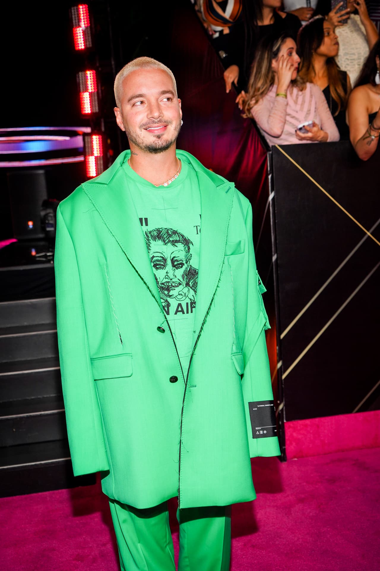 El look del colombiano fue uno de los más llamativos de la noche y es que nadie pudo dejar de notar que el saco fue confeccionado con varias tallas de más.
<br>