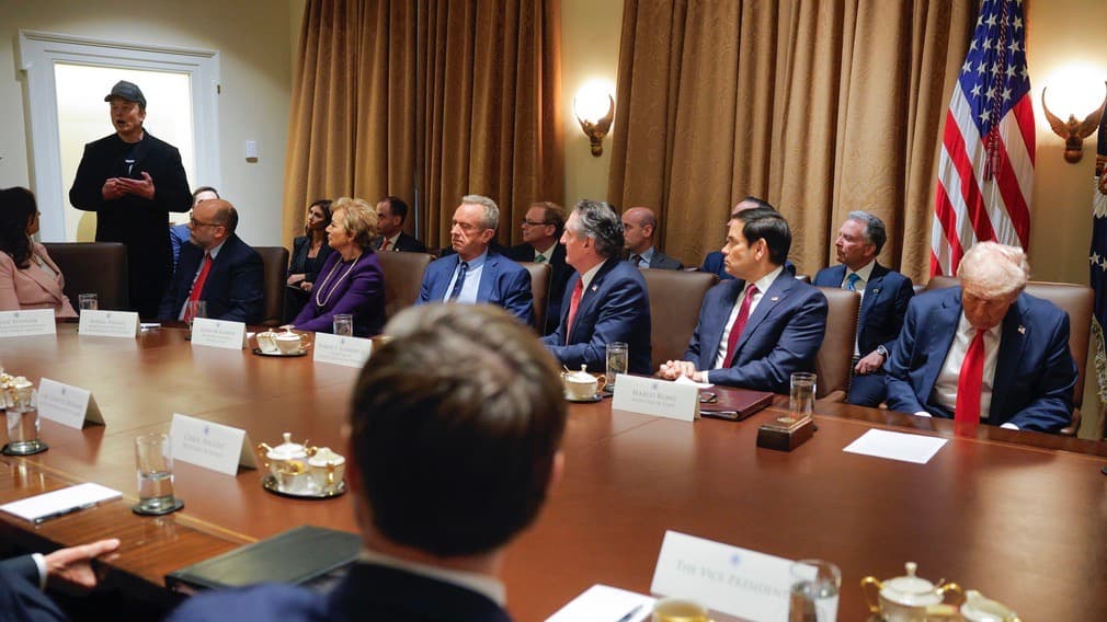 Trump dice que la Unión Europea "se formó para fastidiar a EEUU" y amenaza al bloque con aranceles, mientras celebra a Putin