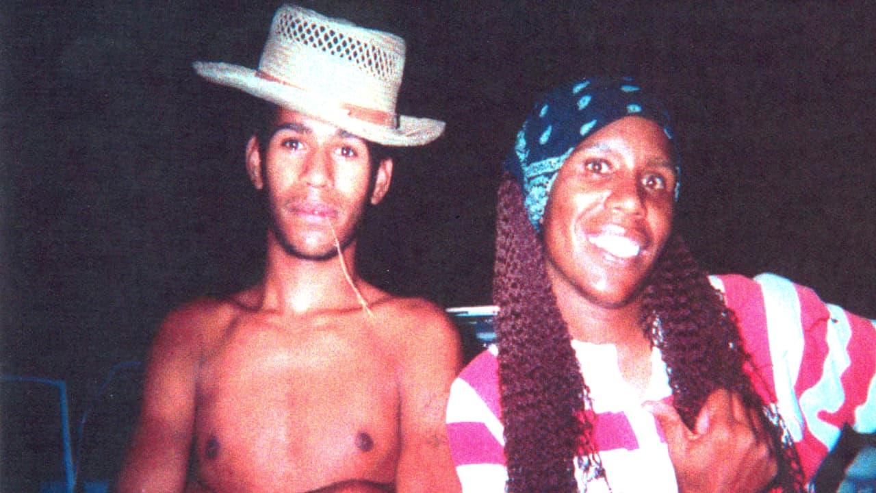 Eric Jones, la víctima, y su mamá en el año 2000.