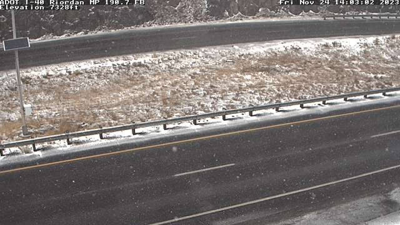 Este clima invernal viene acompañado de vientos con ráfagas de hasta 35 mph., así como lluvias, lo que provoca que las carreteras estén resbaladizas, por lo que se pide extremar precauciones al conducir.