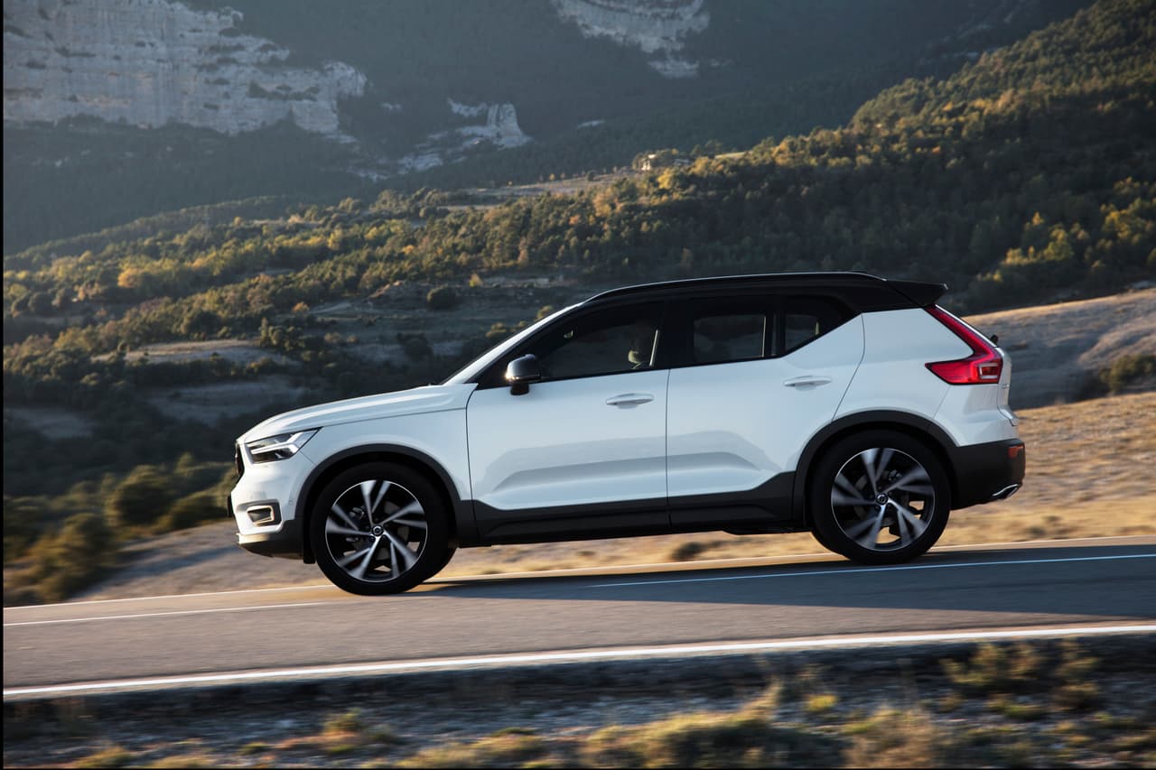 Probamos una edición R-Design T5 de la Volvo XC40, equipado con un motor 4 cilindros turboalimentado de 2.0 litros de desplazamiento que produce 250 caballos de fuerza y 258 lbs.-pie de torque, tracción integral y una transmisión automática de 6 velocidades
