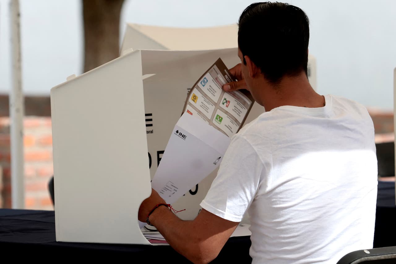 La segunda es a través de 
<b>voto postal</b>, que podrás realizar con el Paquete Electoral Postal que envió el INE en la primera semana de mayo, el cual contiene las boletas electorales impresas, el instructivo y el sobre previamente pagado para que regreses tus votos al INE en México.