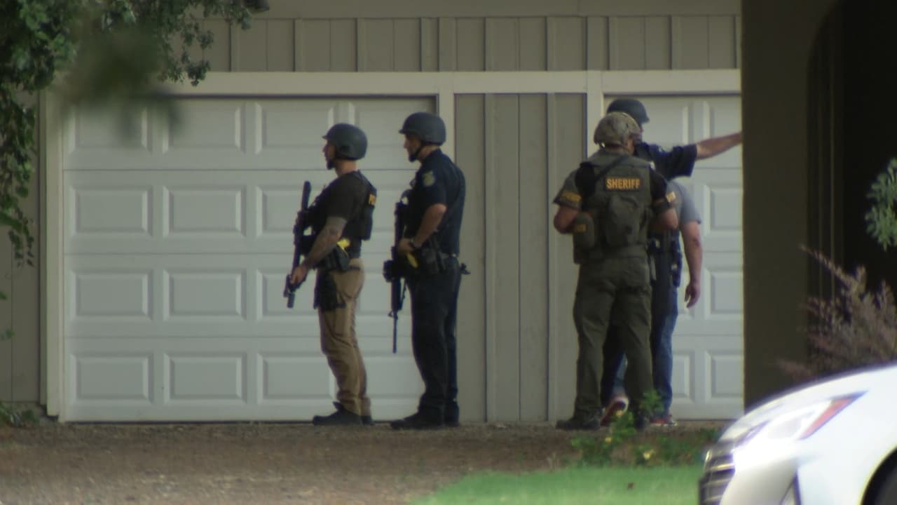 A las 5:41 pm, varios oficiales acompañaron a la mujer a la casa de la calle Redwood para que ella pudiera retirar algunas de sus pertenencias. Un poco después de las 6:10 pm, uno de los oficiales recibió un disparo de un rifle.