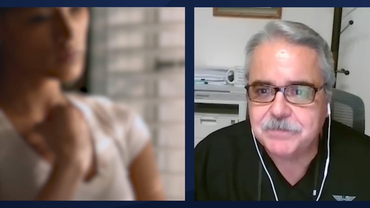 ¿
<b>Cómo podemos detectar señales en nuestros familiares para saber que están en riesgo de arrebatarse la vida</b>? “Que la gente se empiece a aislar…que una persona que no tomaba empiece a tomar mucho alcohol. En la medicina siempre nos preguntamos: 
<i>porqué está pasando esto hoy</i>”, indica el doctor Lauro Amezcua-Patiño.