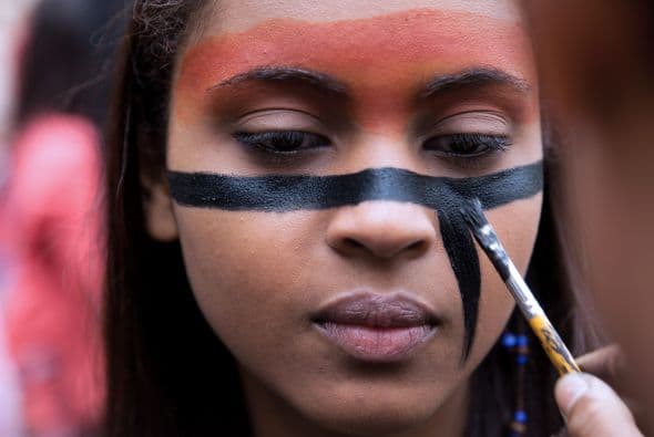 Greenpeace y Los Amigos de la Tierra advierten que "las represas hidráulicas no son una energía verde, ya que producen al menos el 4 % de las emisiones mundiales de gas".