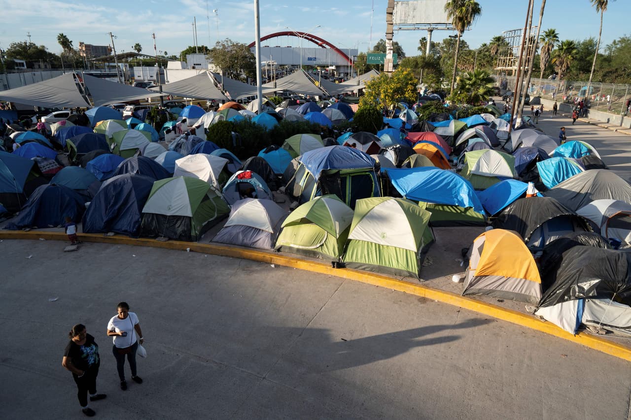 Más de 2,000 migrantes se han apostado en un campamento en la ciudad de Matamoros, en México, esperando su cita con el gobierno de Estados Unidos para tramitar sus solicitudes y entrevistas de asilo.
<br>