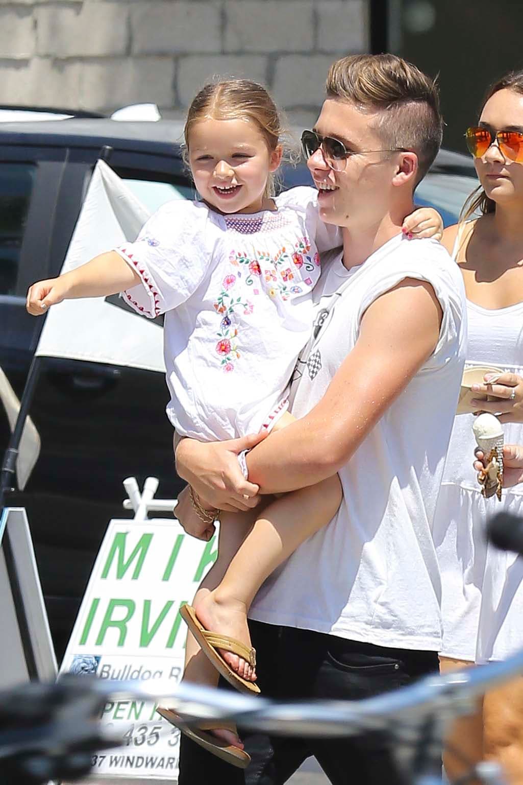 Así que Harper se queda bajo el cuidado de su papi y hermanos.