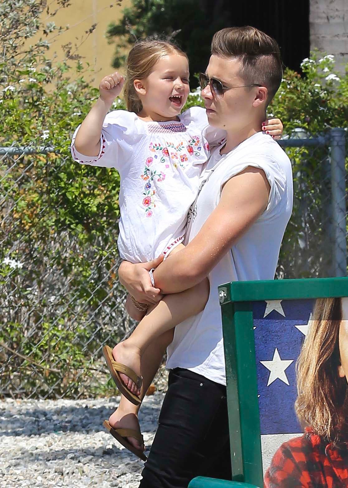 A diferencia de muchos otros jóvenes, a él le encanta pasar tiempo con su hermanita.