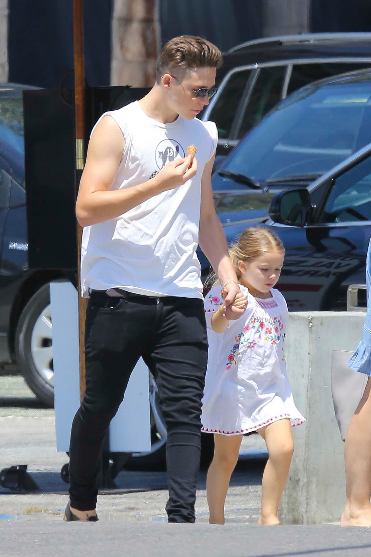 Aunque el jovencito anda muy enamorado de la guapa Sonia Ben Ammar, no se olvida de su chica favorita.