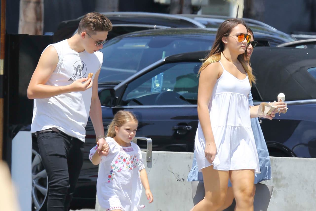 Varias chicas los acompañaban.