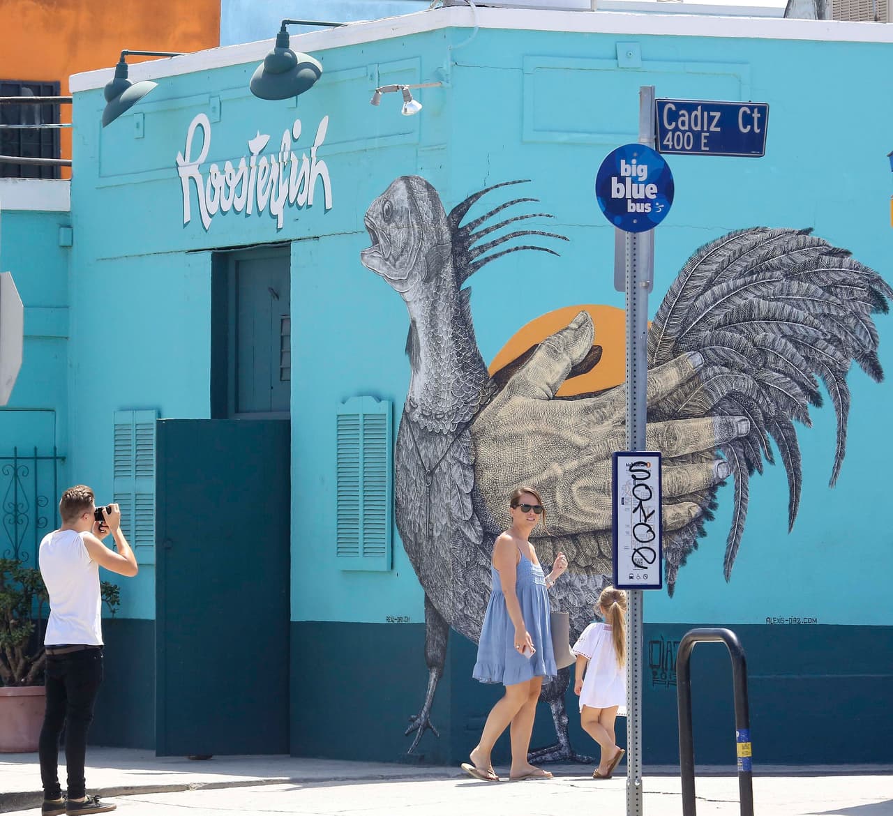 Victoria pasa mucho tiempo ocupada en el diseño de modas.