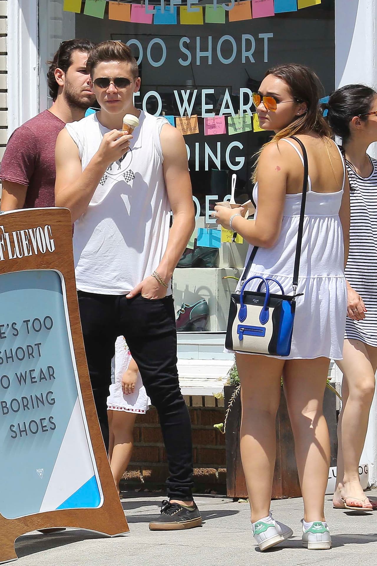 OMG! Brooklyn Beckham fue captado con una hermosa chica, que no es su actual novia.