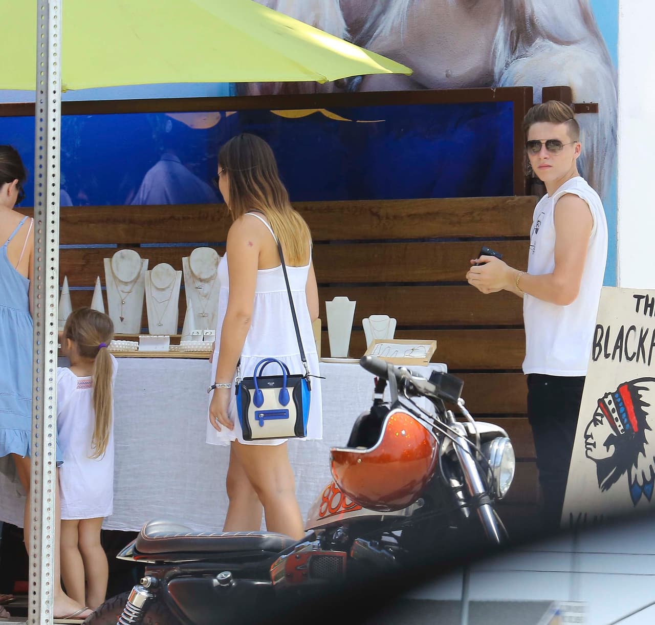 El galán de los Beckham salió por un helado rodeado de bellezas.