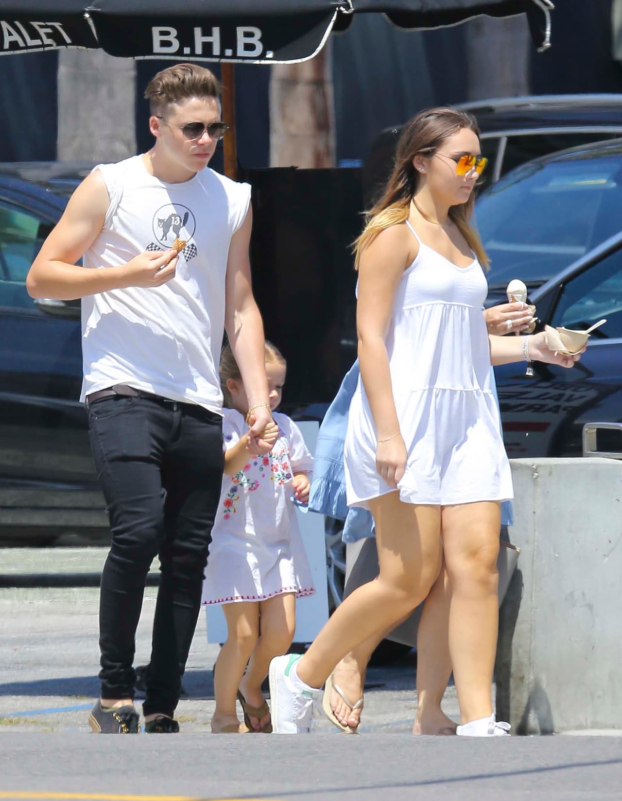 Es común verla rodeada de puros hombres.