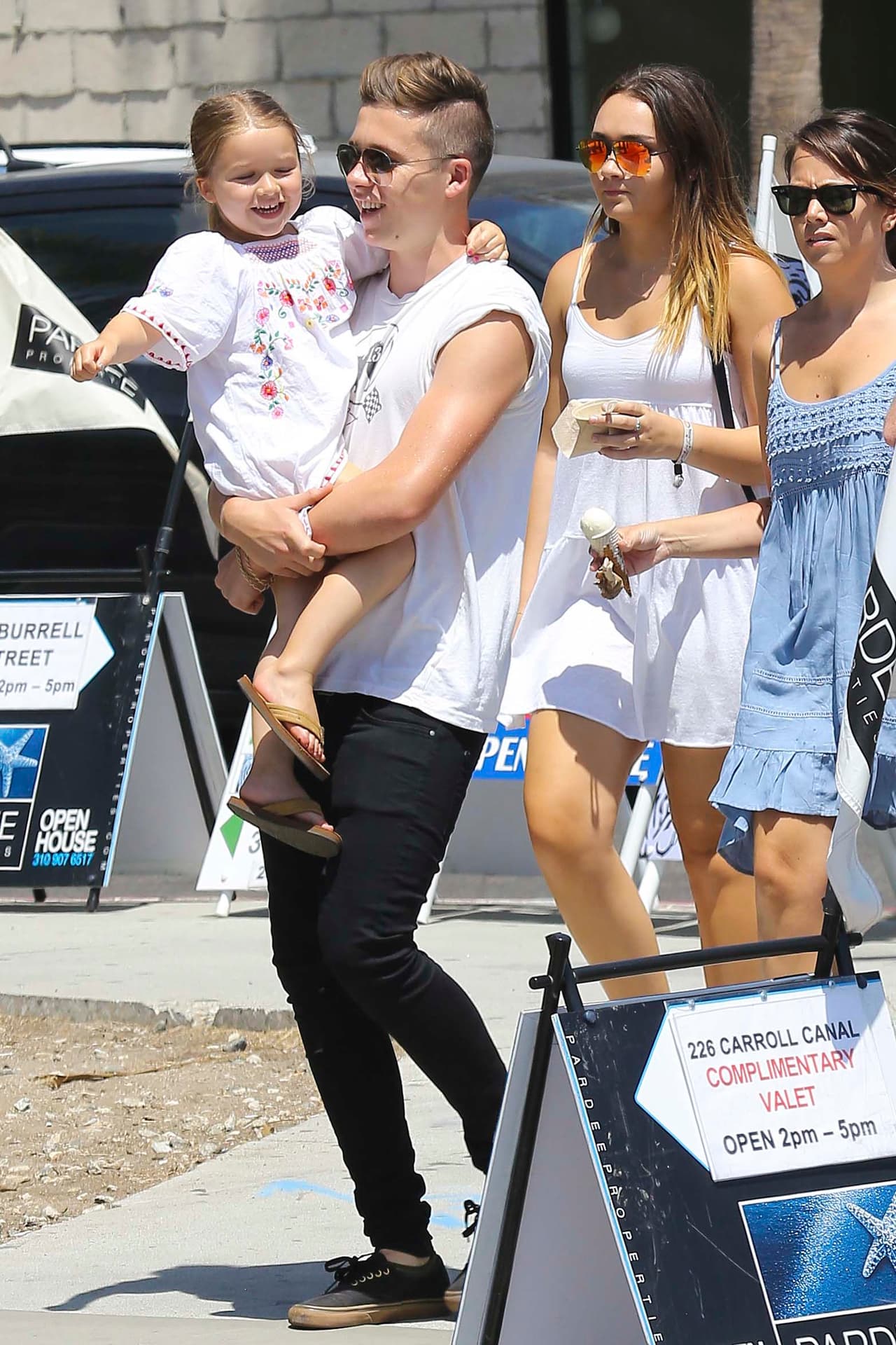 No pienses mal, la hermosura que lo acompañaba era su hermanita Harper.