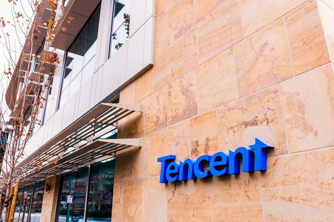 <b>Puesto 7. Tencent</b>
<br>
<br>Localización: China.
<br>
<br>Área: tecnología.
<br>
<br>Capitalización de mercado: 753,000 millones de dólares.
<br>
<br>Esta compañía comercia diversos productos y servicios relacionados con internet, entretenimiento, inteligencia artificial, videojuegos y otras tecnologías.
<br>