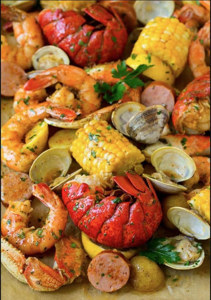 <b>Crab seafood house</b>
<br>Dirección: 877 Town Centre Blvd Clayton, NC 27520
<br>Teléfono: (984) 400-0884
<br>Sitio web: 
<a href="https://www.crabseafoodhousenc.com/">https://www.crabseafoodhousenc.com/</a> 
<br>
<b><a href="https://www.yelp.com/map/crab-seafood-house-clayton">Cómo llegar</a></b>
<br>
<br>Restaurante que sirve mariscos variados, según usuarios de Yelp.