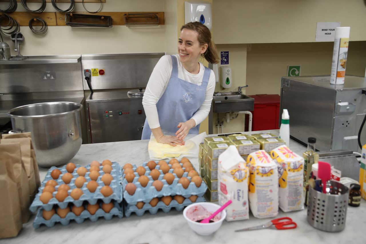 La repostera Sophie Cabot permitió que se registrara la preparación del pastel de bodas.