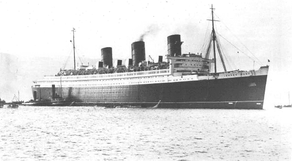 La lujosa nave, que ahora sirve como un hotel y centro de eventos, también tiene fama como uno de los sitios más embrujados del sur de California. Oficialmente 49 personas han fallecido a bordo del Queen Mary e investigadores de los fenómenos paranormales aseguran haber captado las voces e imágenes de varios fantasmas.