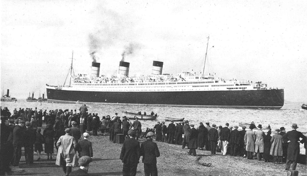 <b>The Queen Mary</b>: 
<br>El majestuoso barco transatlántico tomó su primer viaje en 1936 y sirvió como un buque de militar durante la segunda guerra mundial. Fue jubilado en 1967 y desde esa fecha ha permanecido en el puente de Long Beach.