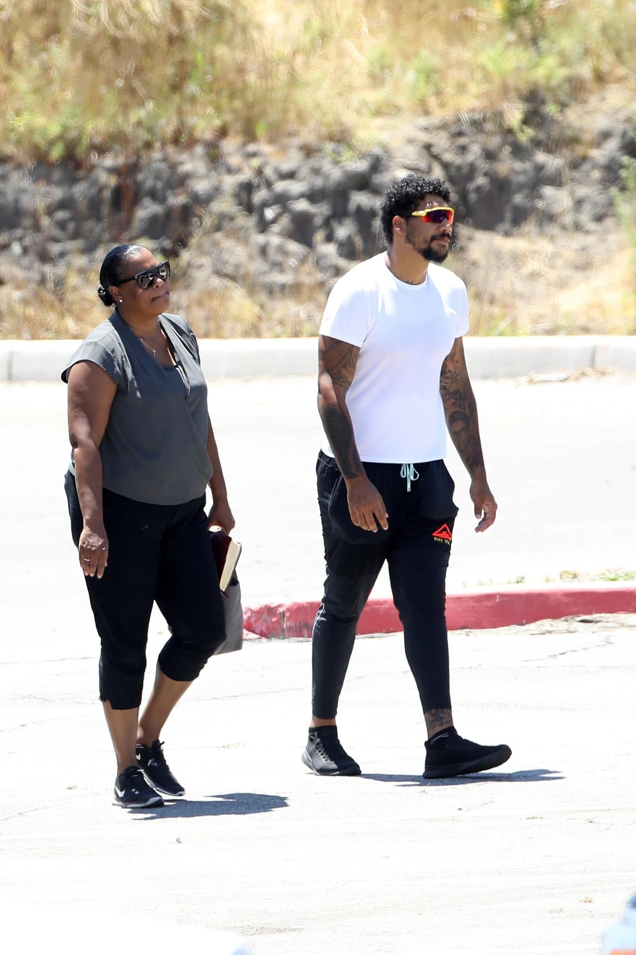 El domingo la oficina del sheriff del condado de Ventura emitió una advertencia a cualquiera "que intente buscar a Naya Rivera por su cuenta", implorándoles que no lo hagan ya que 
<b><a href="https://www.univision.com/local/los-angeles-kmex/revelan-audio-de-la-llamada-de-emergencia-sobre-la-desaparicion-de-la-actriz-naya-rivera" target="_blank">las condiciones alrededor del lago</a></b> son peligrosas.
<br>