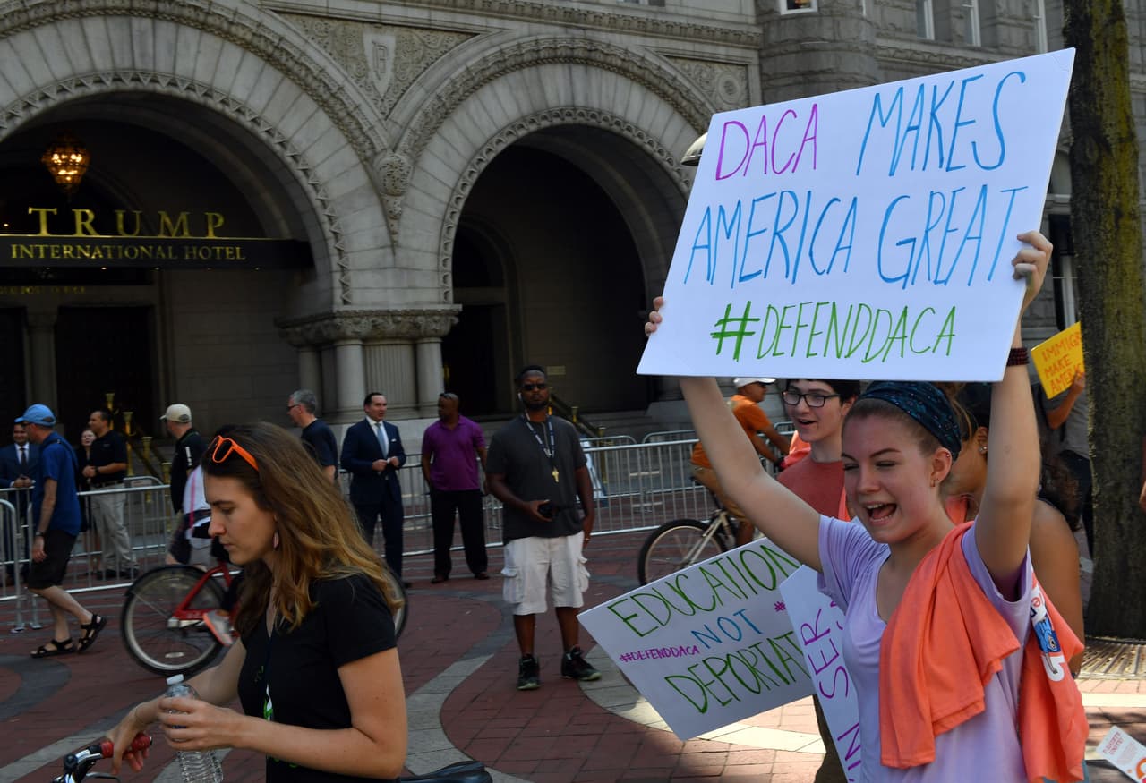 El grupo de manifestantes se desplazó por la ciudad y pasó frente al hotel de Donald Trump en la capital.