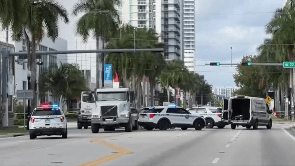 Mujer que lleva un bebé en un coche muere arrollada por un camión en Miami