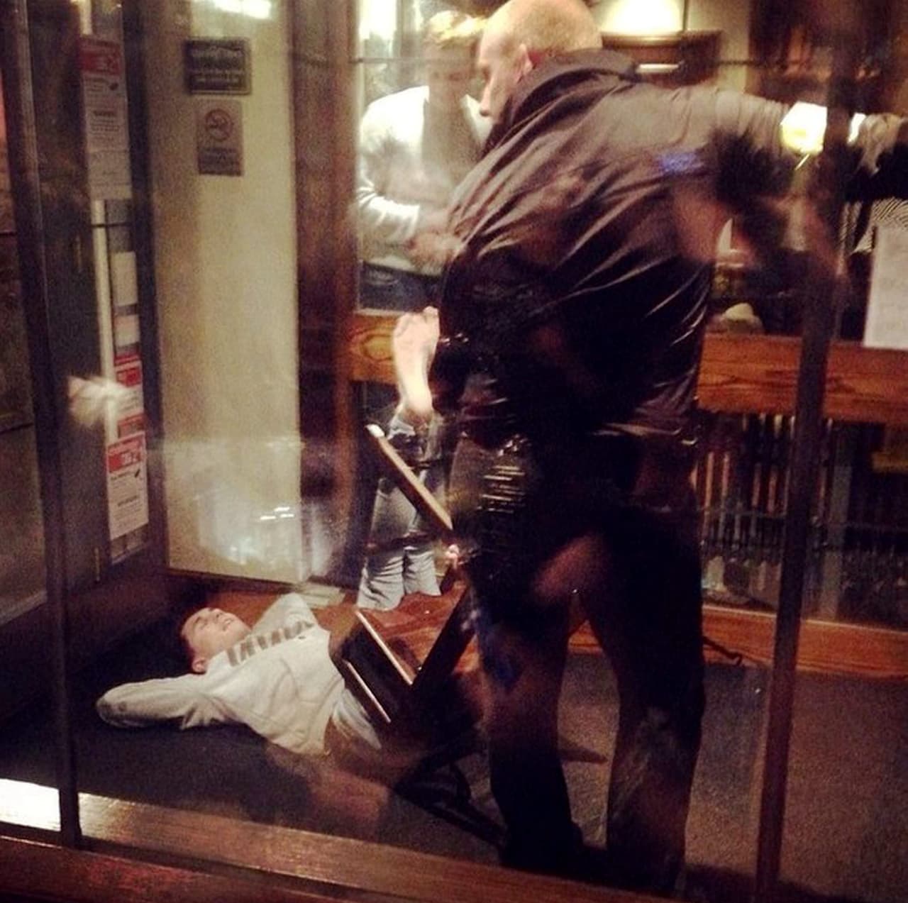 En el momento menos esperado, ¡la silla ya no te quiere dejar escapar!