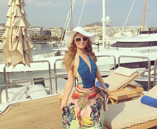 En su yate privado, la socialité también goza de lo lindo.