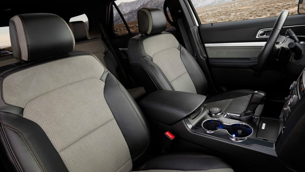 Si a eso le sumamos que ofrece el 
<b>sistema de asistencia activa de estacionamiento</b>, asistencia de cambio de carril, alertas de puntos ciegos, tenemos un auto muy completo y cómodo con un sistema de entretenimiento que tiene la opción de incorporar pantallas en las cabeceras de asientos delanteros y lograr el efecto de un home theater para los pasajeros traseros.