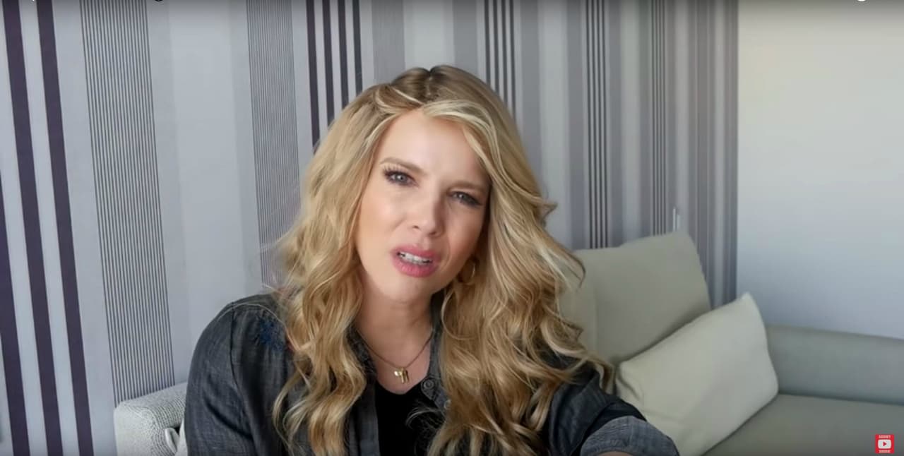 "'Que era tan bonita', ¿entonces ahora ya no soy bonita? Dice: 'qué pena porque ahora no eres alegre', ¿quién dijo que la alegría se me fue? La gozadera, el espíritu está, 
<b>estoy más plena que nunca</b>", agregó en el video.